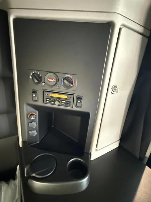 2027 Peterbilt 589 - image 40