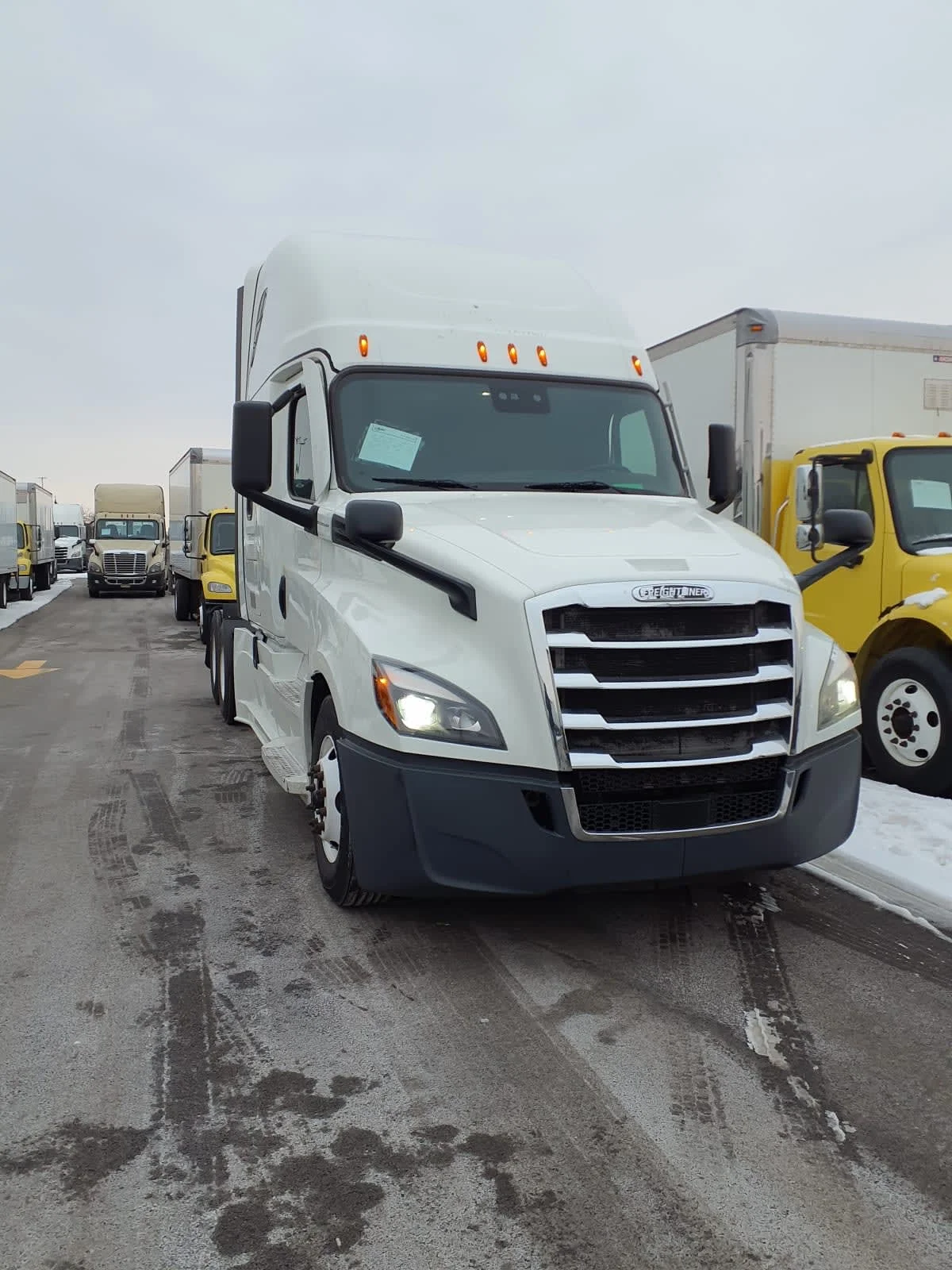 2022 Freightliner Cascadia - image 3