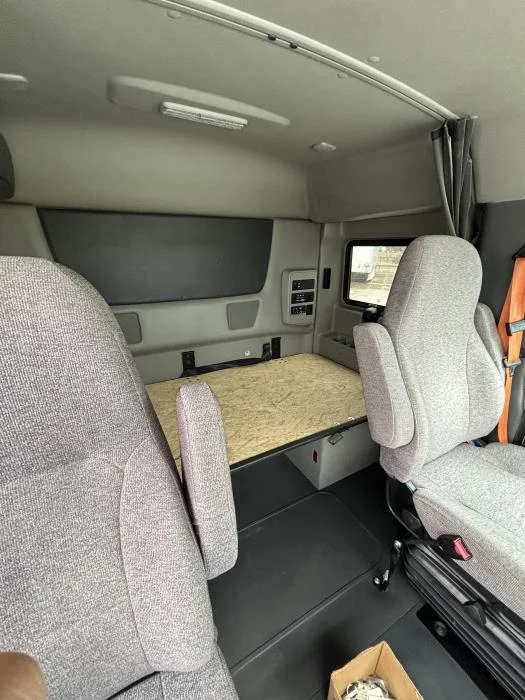 2025 International LT - image 9