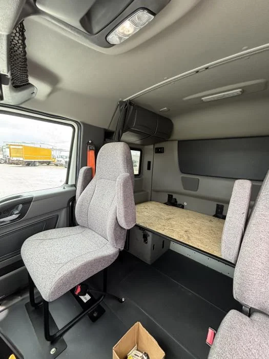 2025 International LT — photo 7
