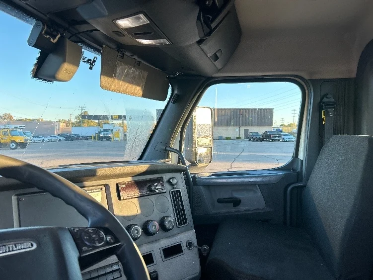2019 Freightliner Cascadia in Warren, MI — photo 10