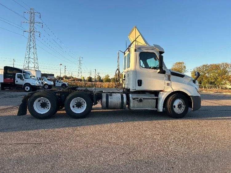 2019 Freightliner Cascadia in Warren, MI — photo 8