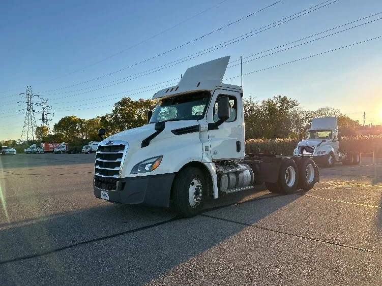 2019 Freightliner Cascadia in Warren, MI — photo 3