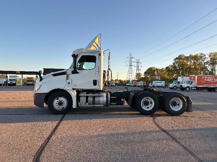 2019 Freightliner Cascadia in Warren, MI — photo 4