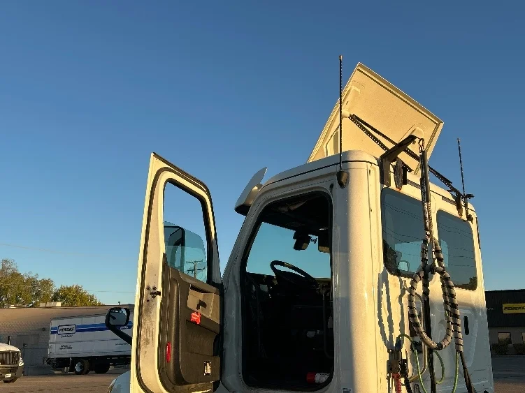2019 Freightliner Cascadia in Warren, MI — photo 9