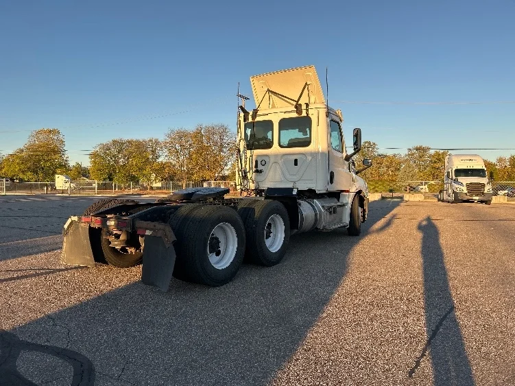 2019 Freightliner Cascadia in Warren, MI — photo 7