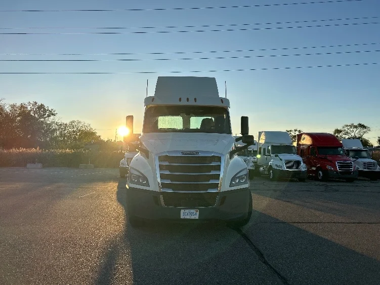 2019 Freightliner Cascadia in Warren, MI — photo 2