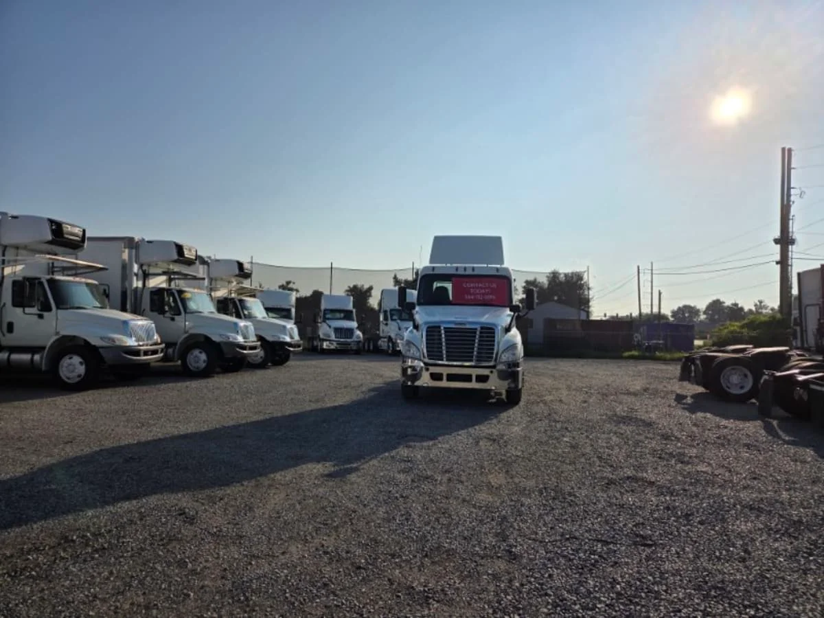 2018 Freightliner Cascadia - image 2