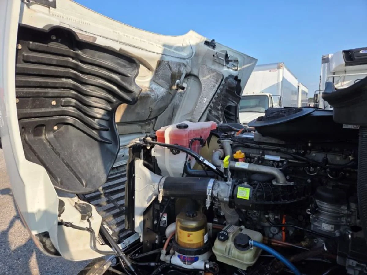 2018 Freightliner Cascadia - image 8