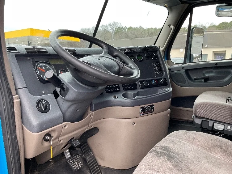 2020 Freightliner Cascadia - image 10