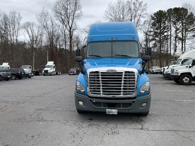 2020 Freightliner Cascadia - image 2