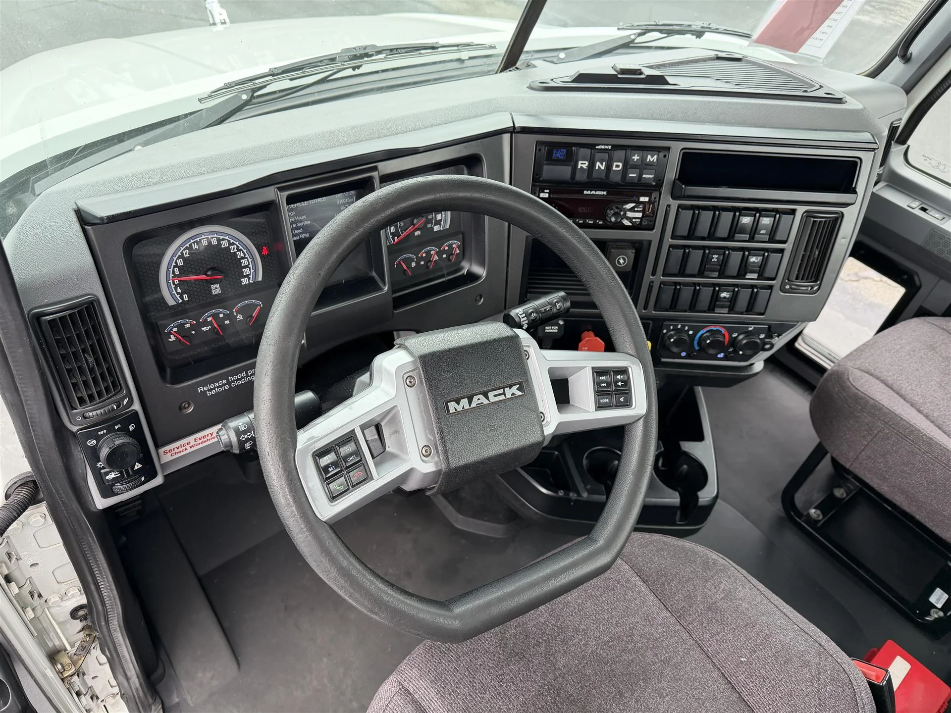 2020 Mack Anthem - image 7