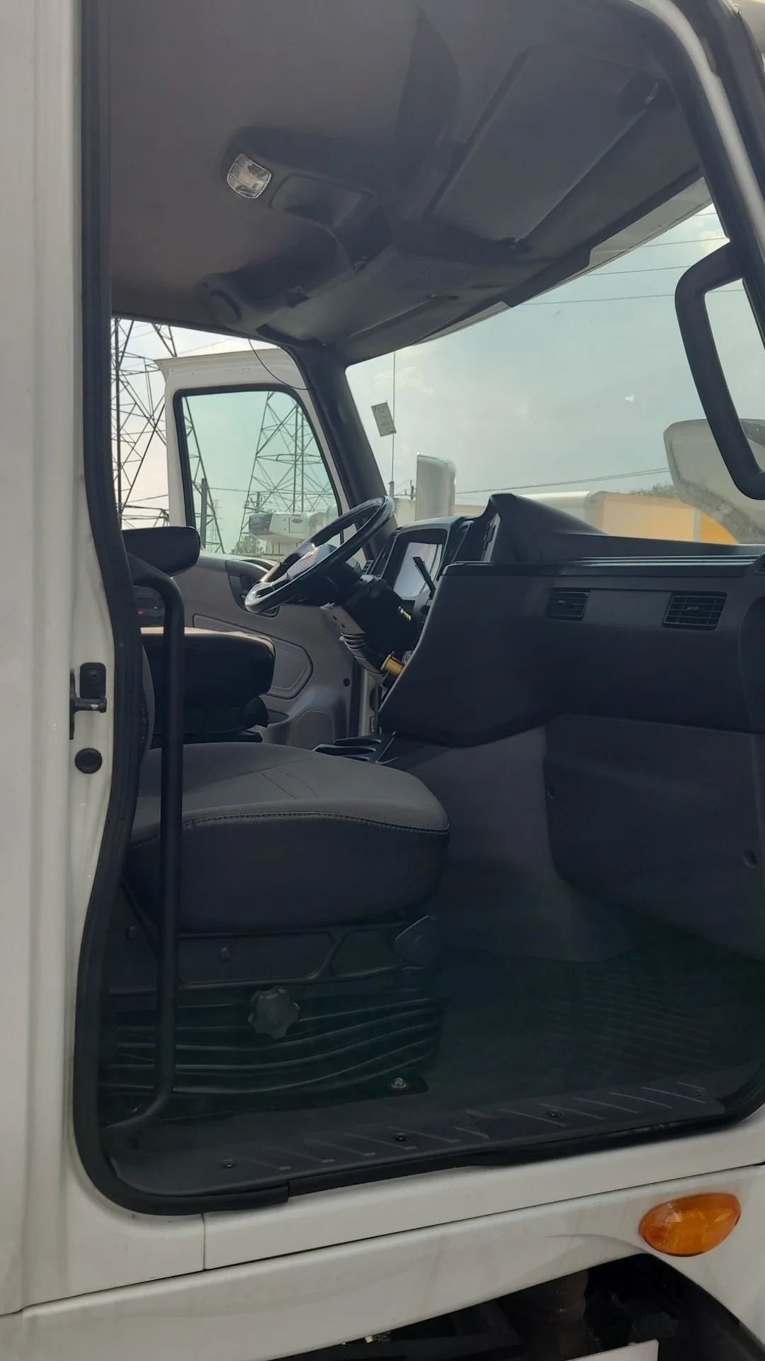 2019 International LT - image 5