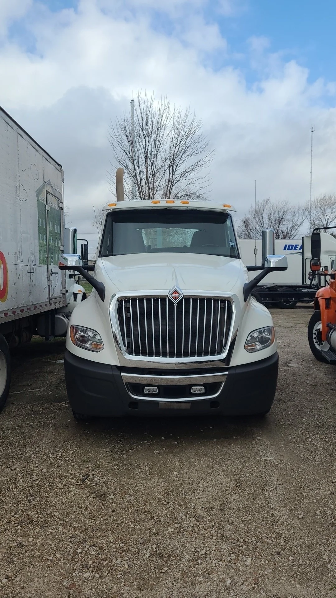 2019 International LT - image 2