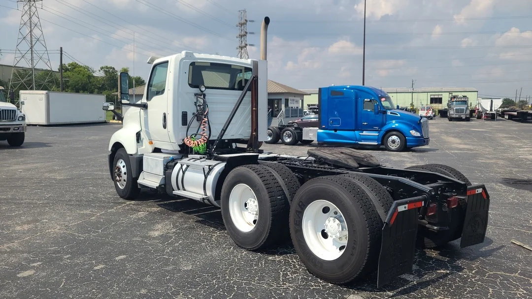 2019 International LT - image 13