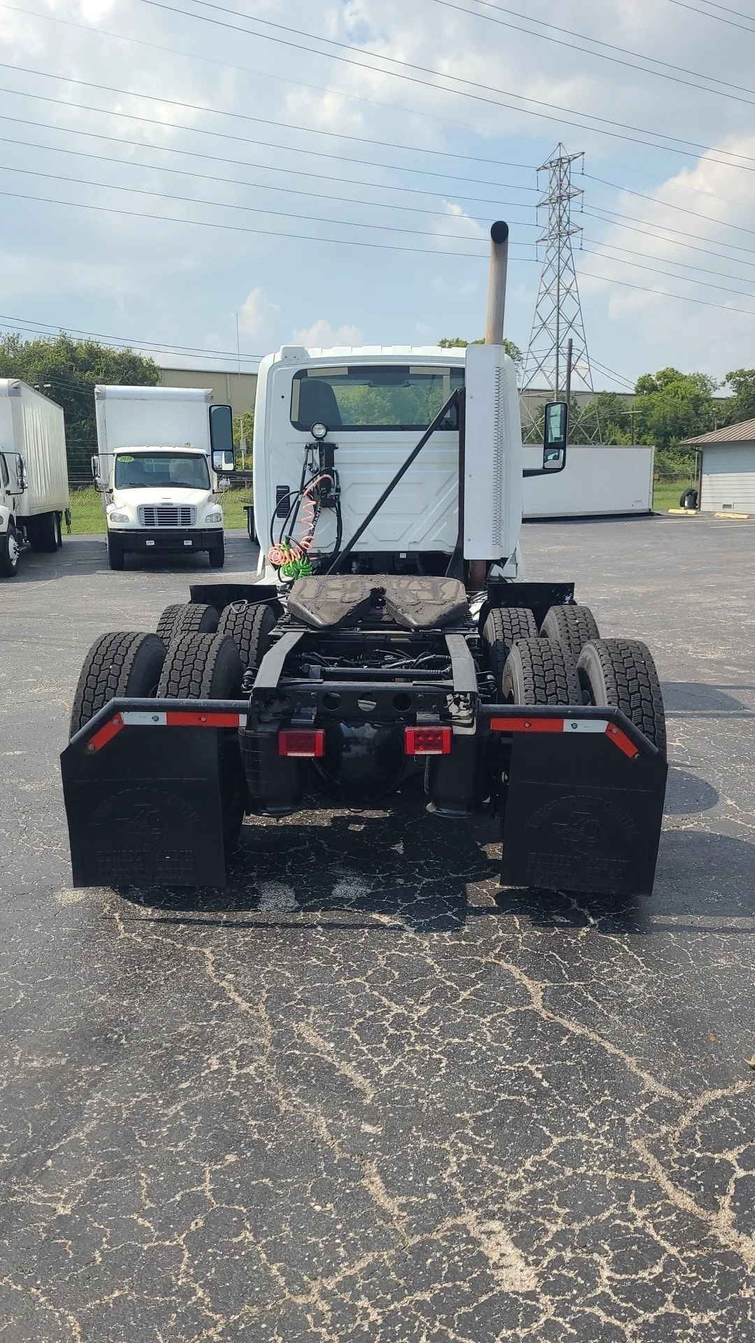 2019 International LT - image 14