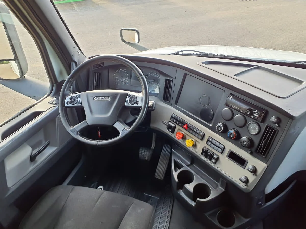 2020 Freightliner Cascadia in Wayland, MI — photo 7