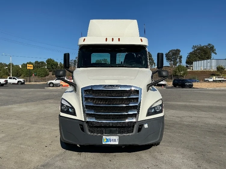 2019 Freightliner Cascadia in Fontana, CA — photo 2