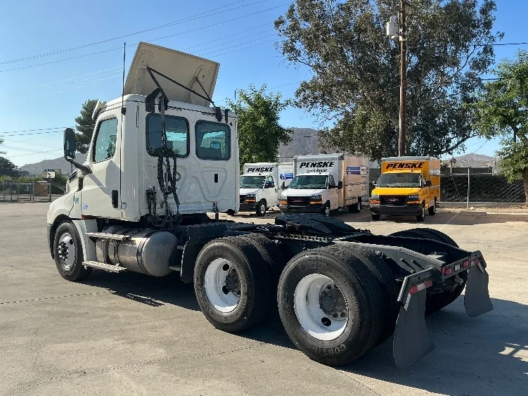2019 Freightliner Cascadia in Fontana, CA — photo 5