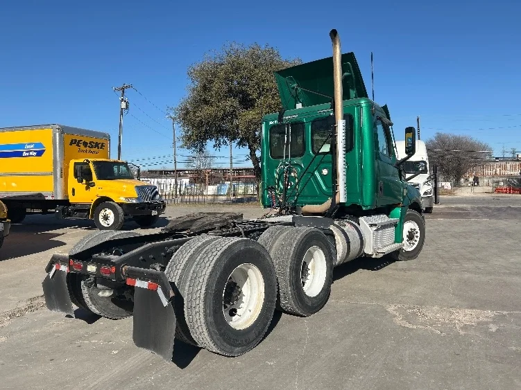 2020 Freightliner Cascadia in Dallas, TX — photo 7