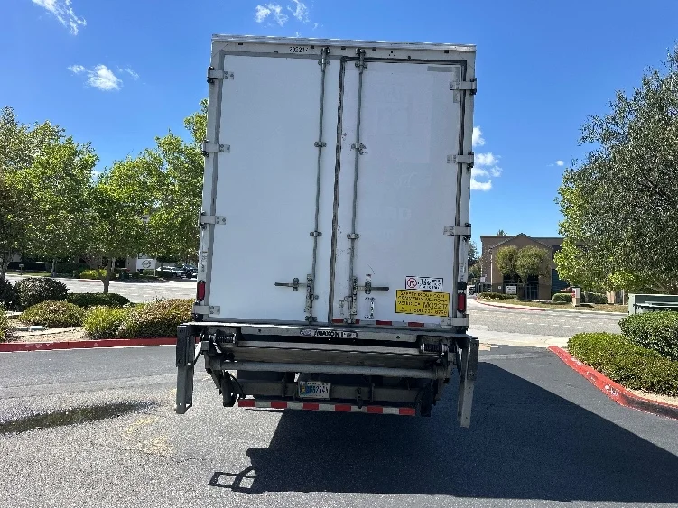 2018 Hino 268 - image 7