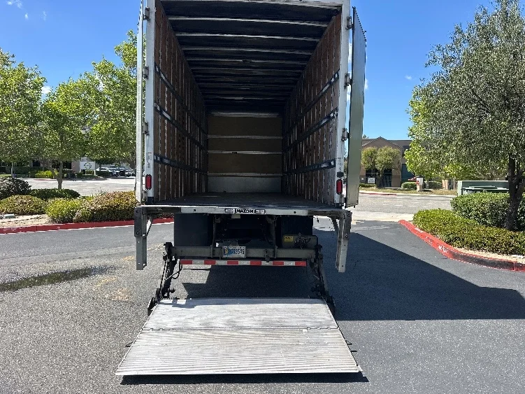 2018 Hino 268 - image 9