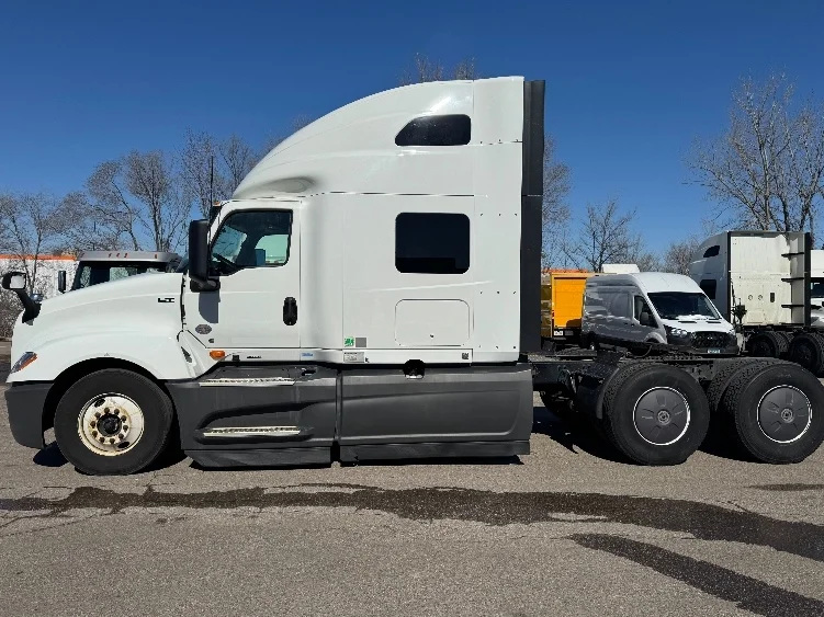 2023 International LT - image 4