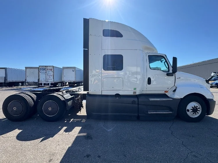 2023 International LT - image 8