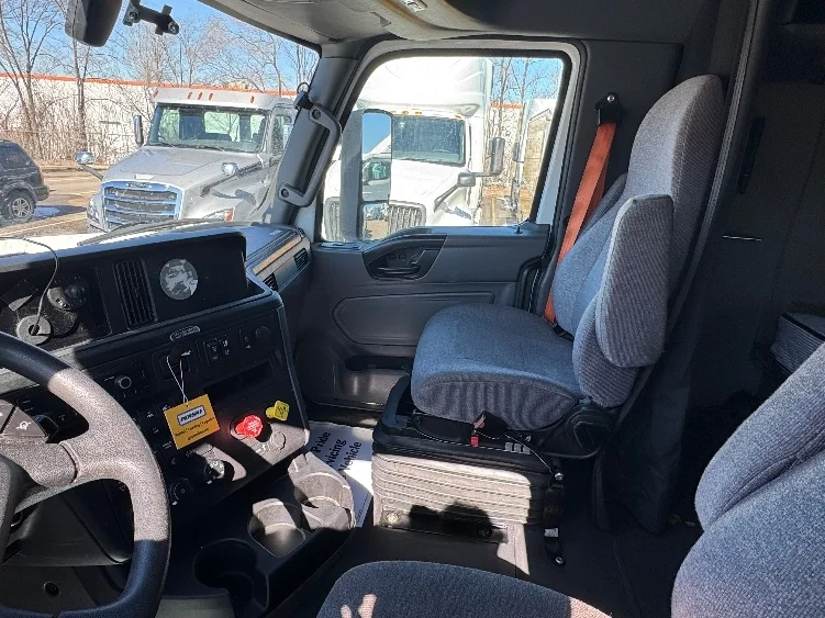 2023 International LT - image 10