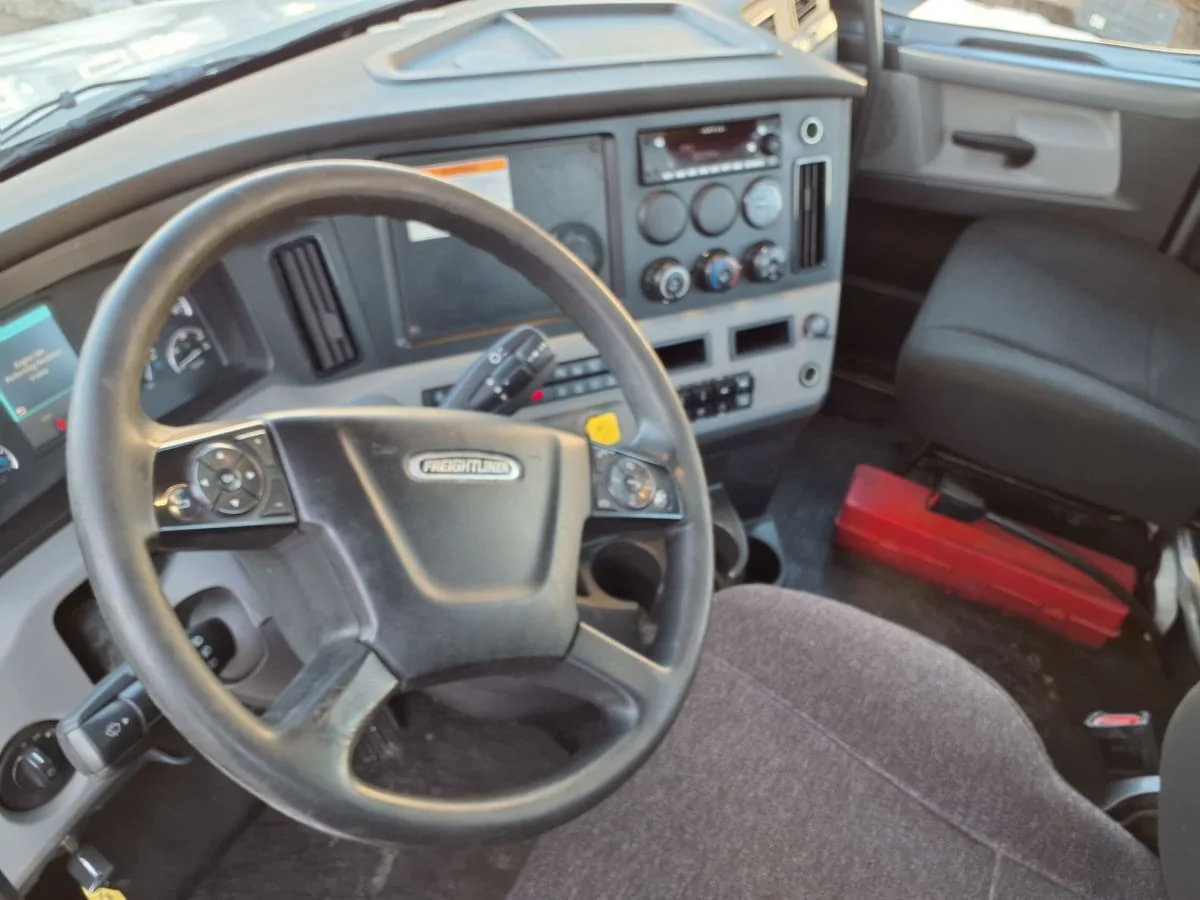 2020 Freightliner Cascadia - image 7