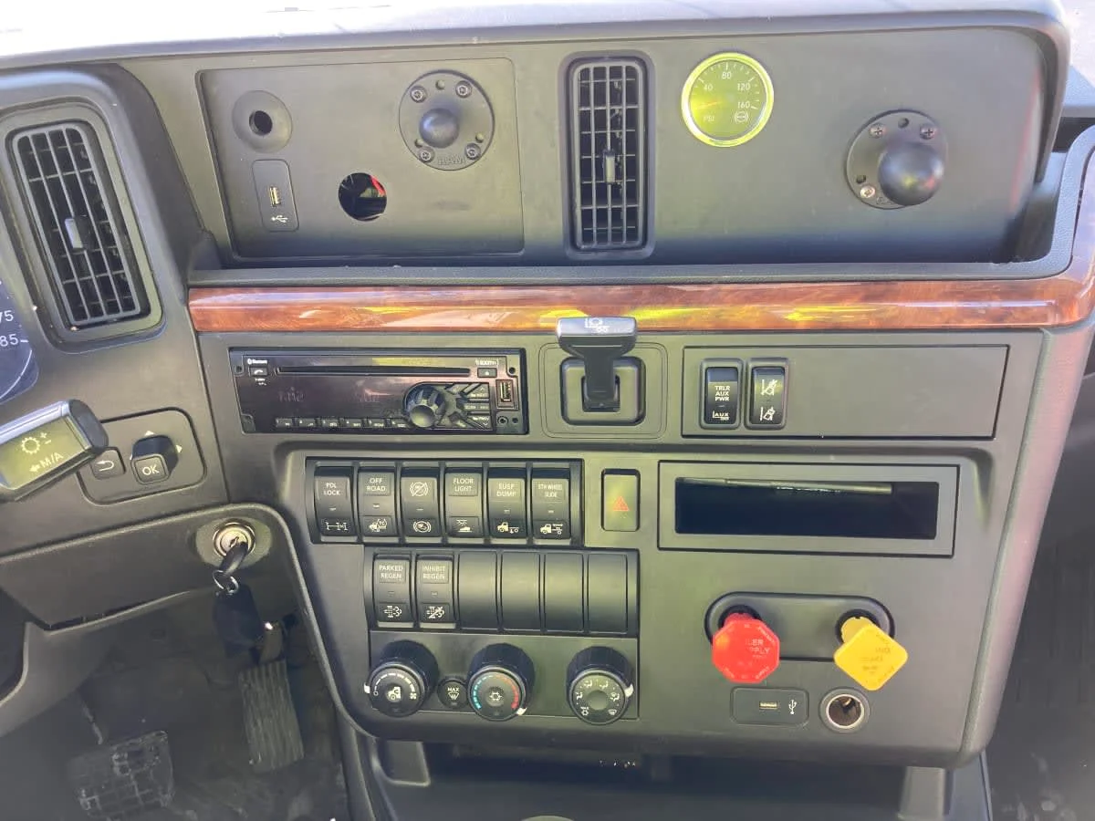 2019 International LT in Springfield, MA — photo 8