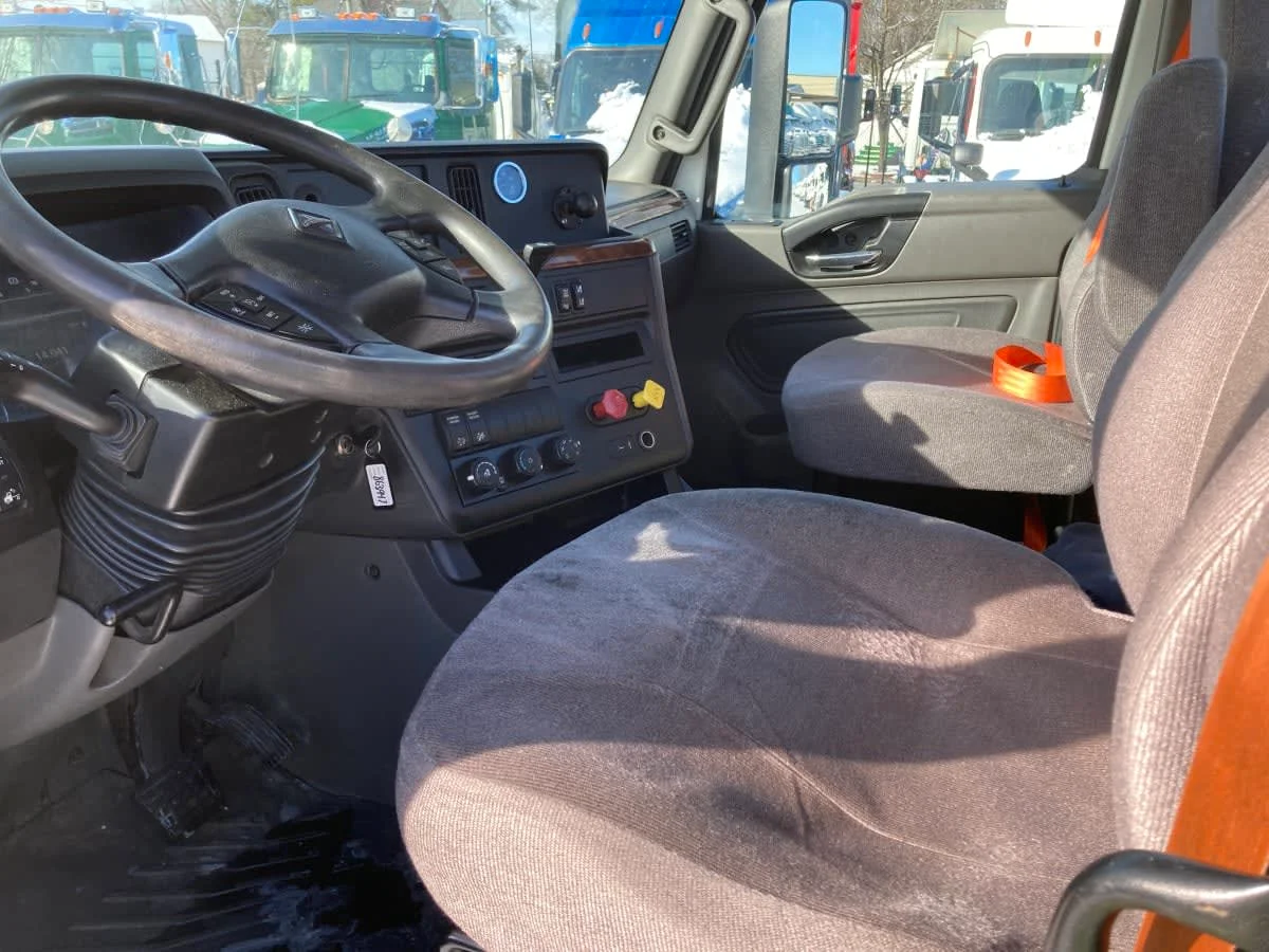 2019 International LT - image 7