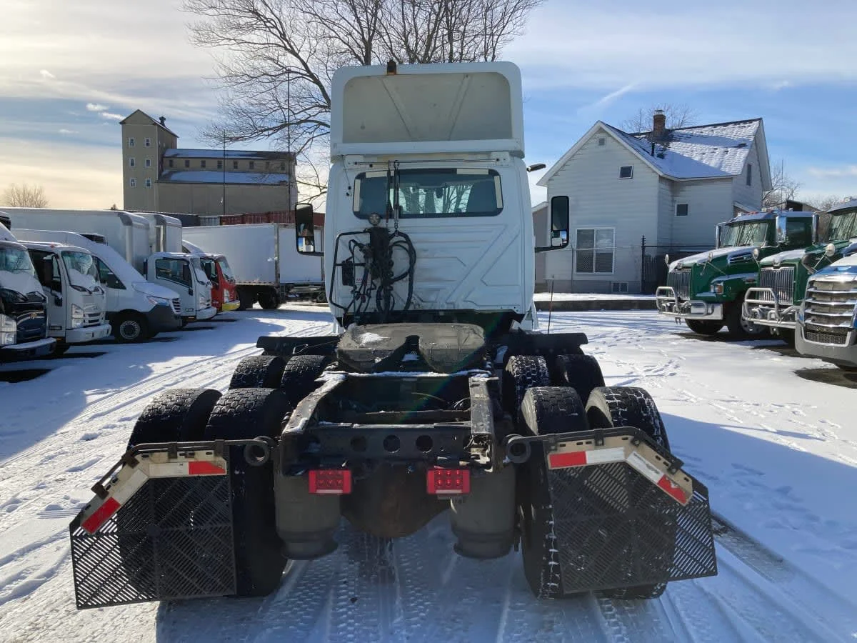 2019 International LT - image 5