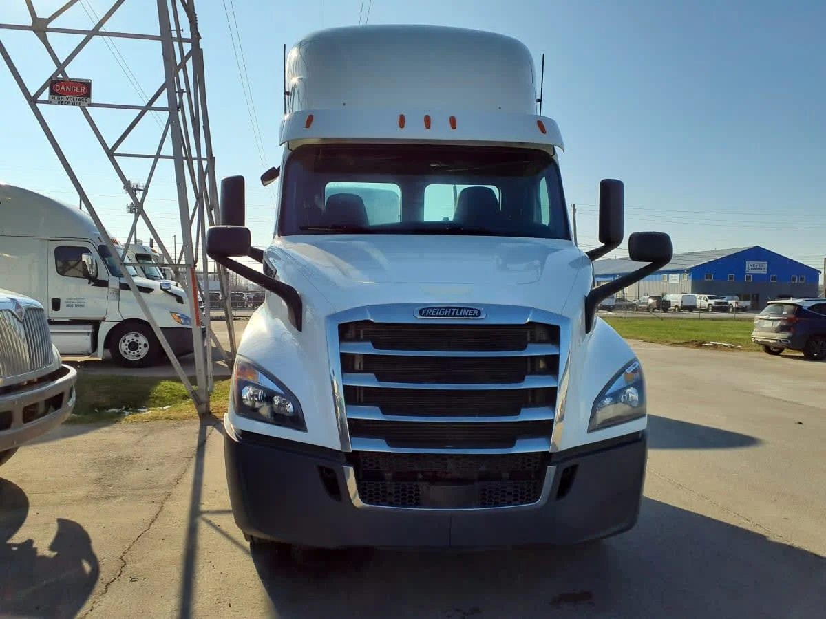 2020 Freightliner Cascadia in Indianapolis, IN — photo 2
