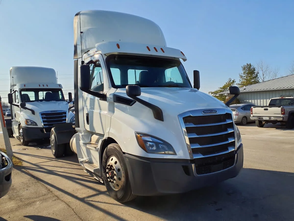 2020 Freightliner Cascadia in Indianapolis, IN — photo 3
