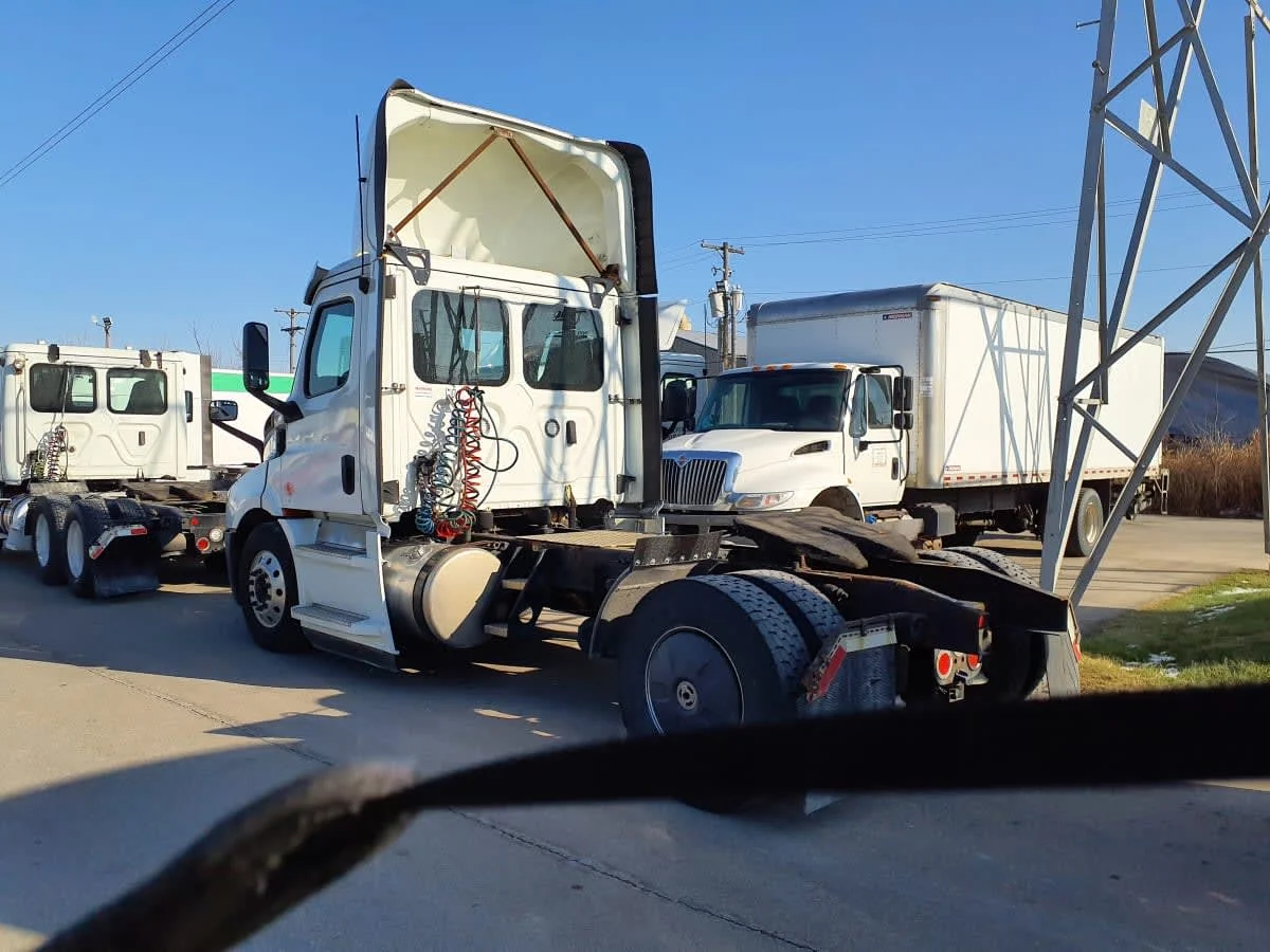 2020 Freightliner Cascadia in Indianapolis, IN — photo 6