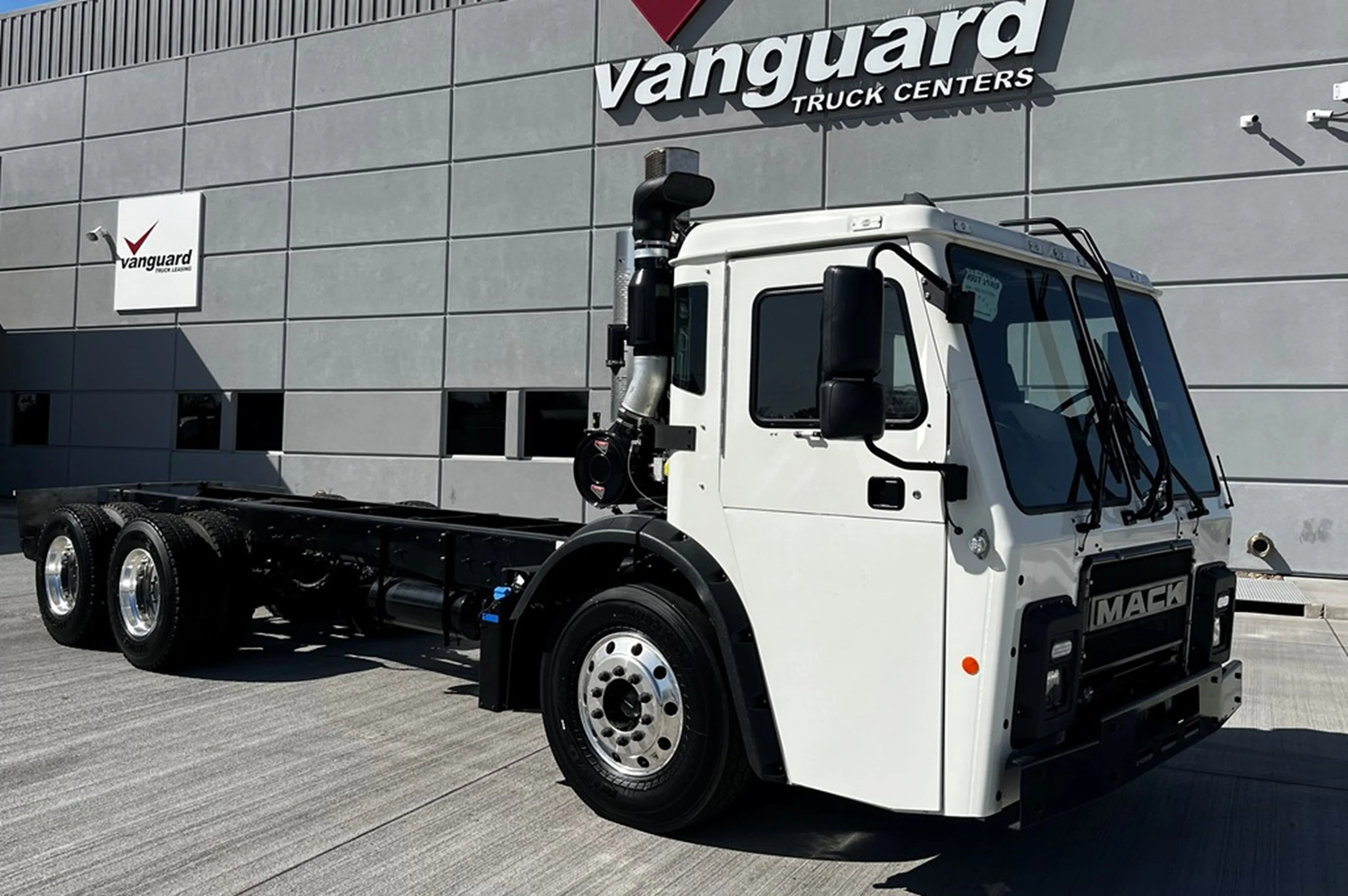 2025 Mack LR