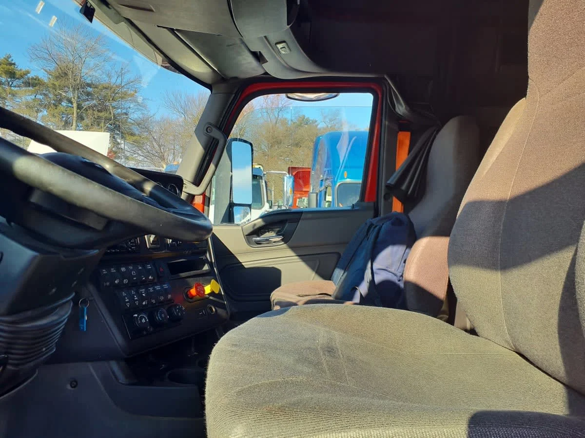 2020 International LT - image 11