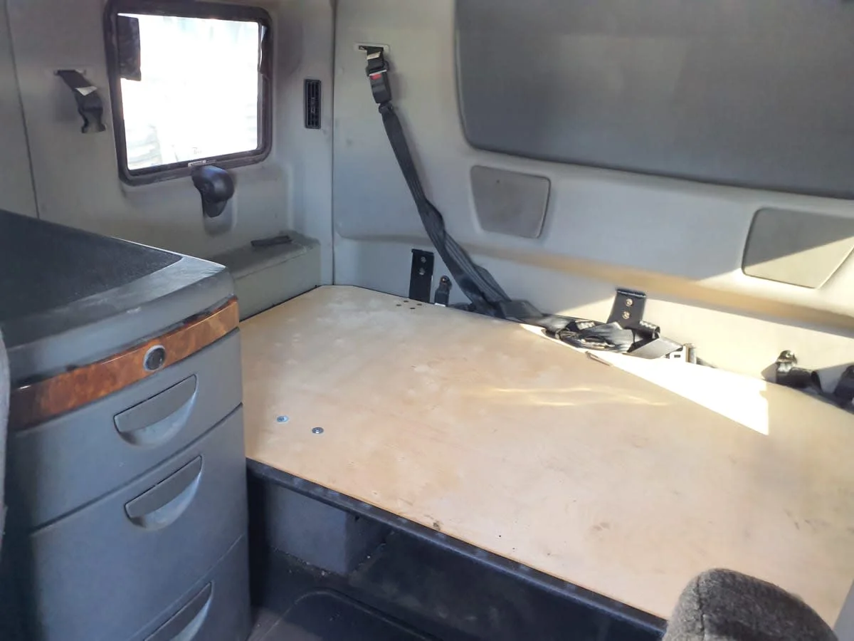 2020 International LT - image 8