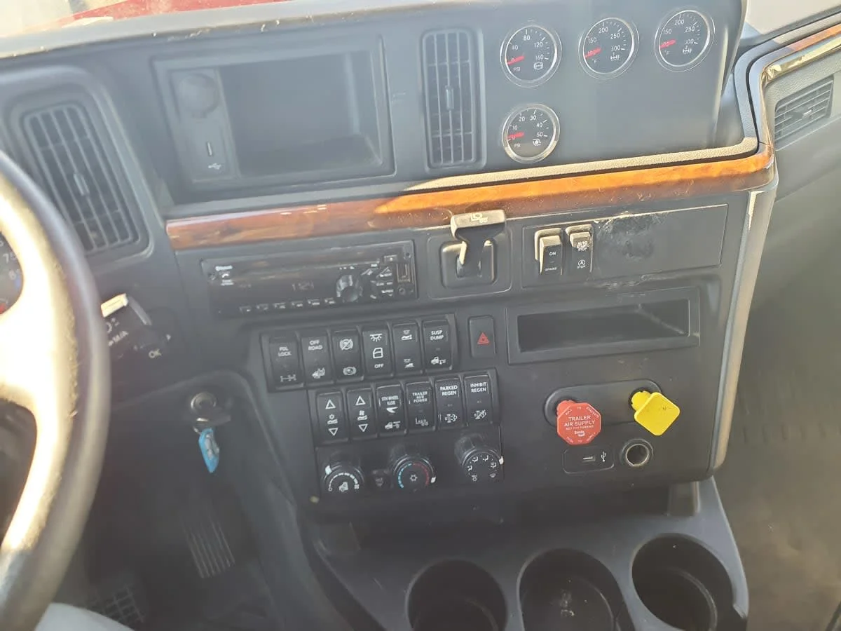 2020 International LT - image 7