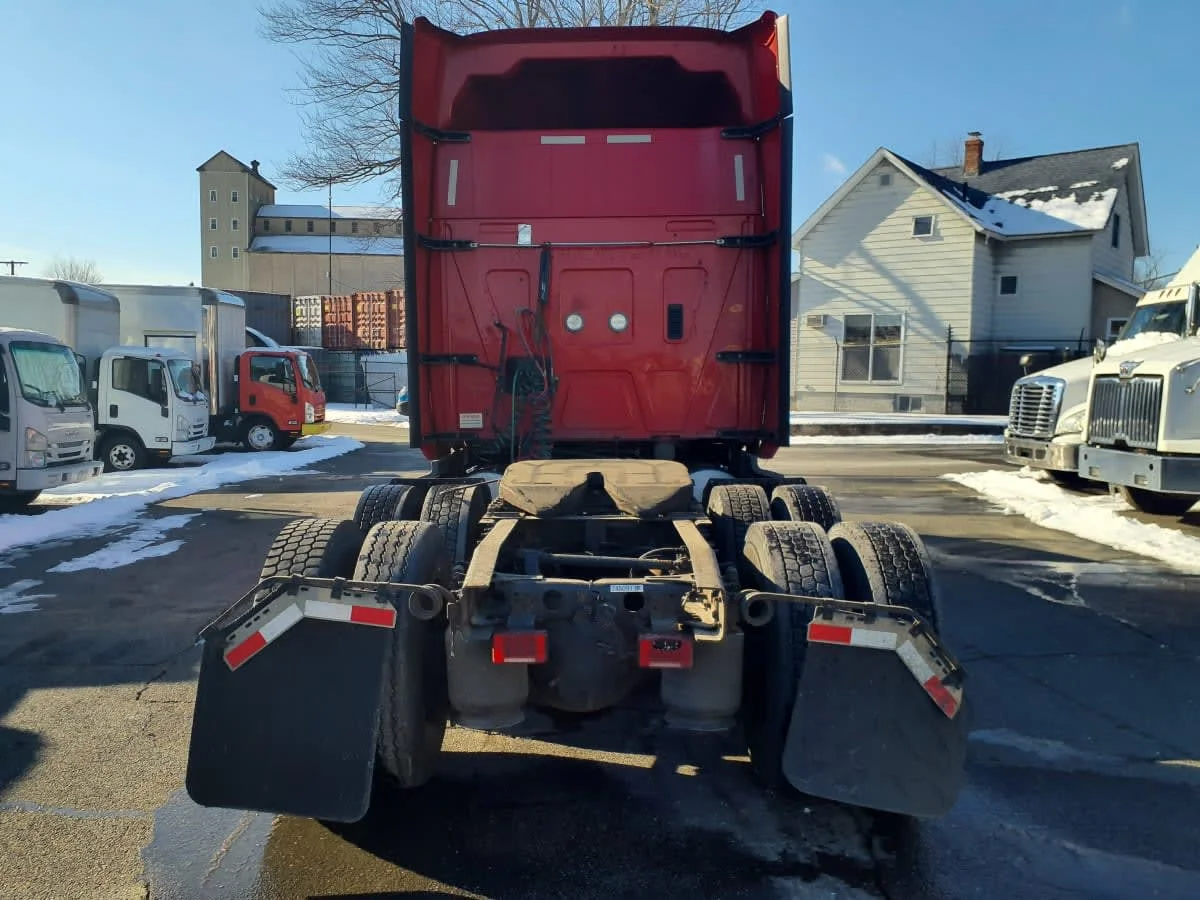 2020 International LT - image 5