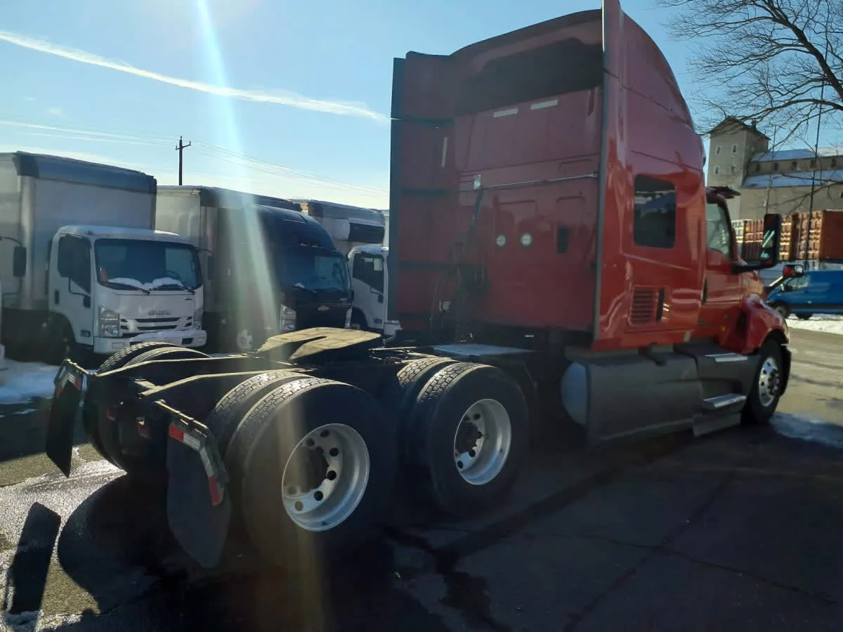 2020 International LT - image 4