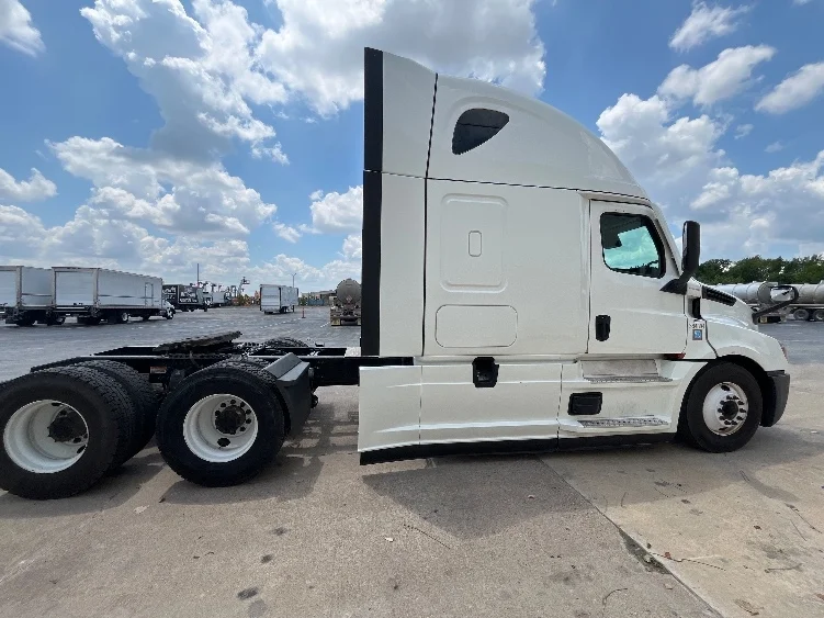 2022 Freightliner Cascadia - image 8