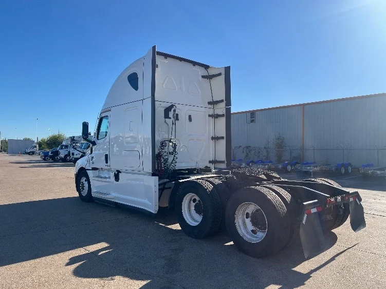 2022 Freightliner Cascadia - image 5