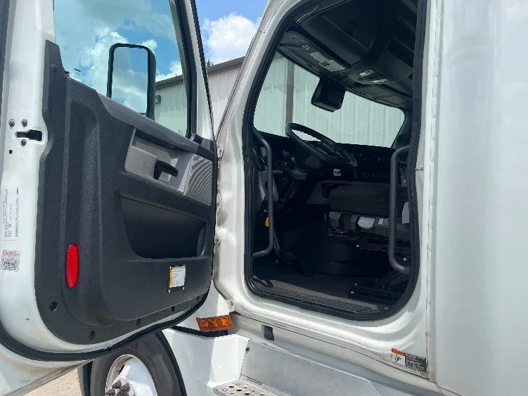 2022 Freightliner Cascadia - image 9