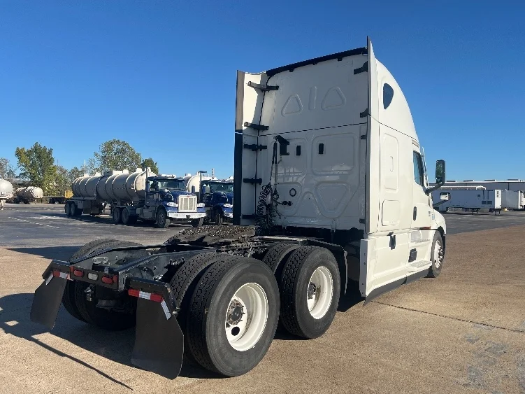 2022 Freightliner Cascadia - image 7