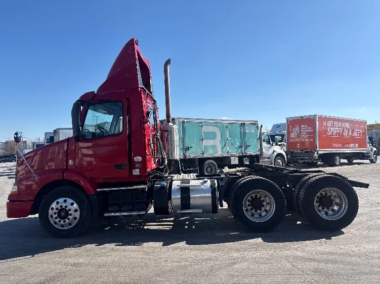 2012 Volvo - image 4