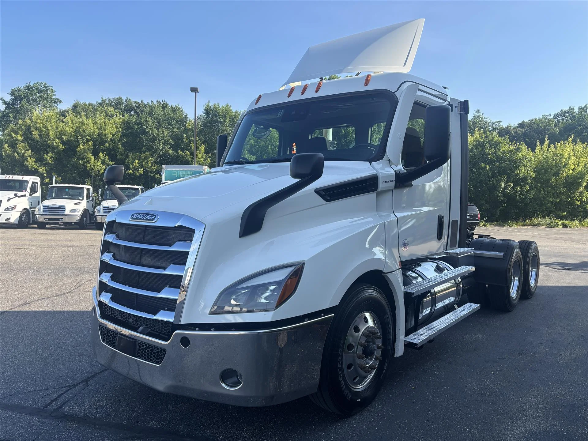 2023 Freightliner Cascadia — photo 2