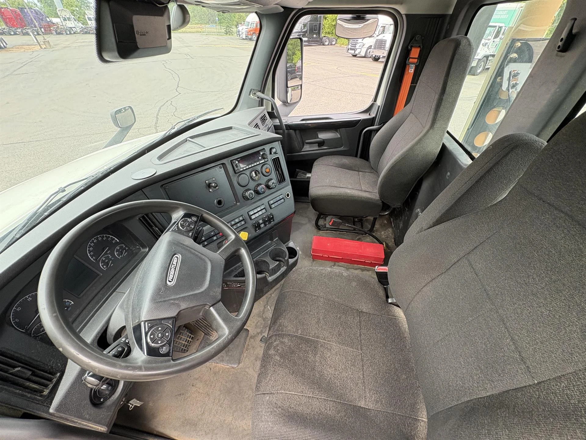 2023 Freightliner Cascadia — photo 7