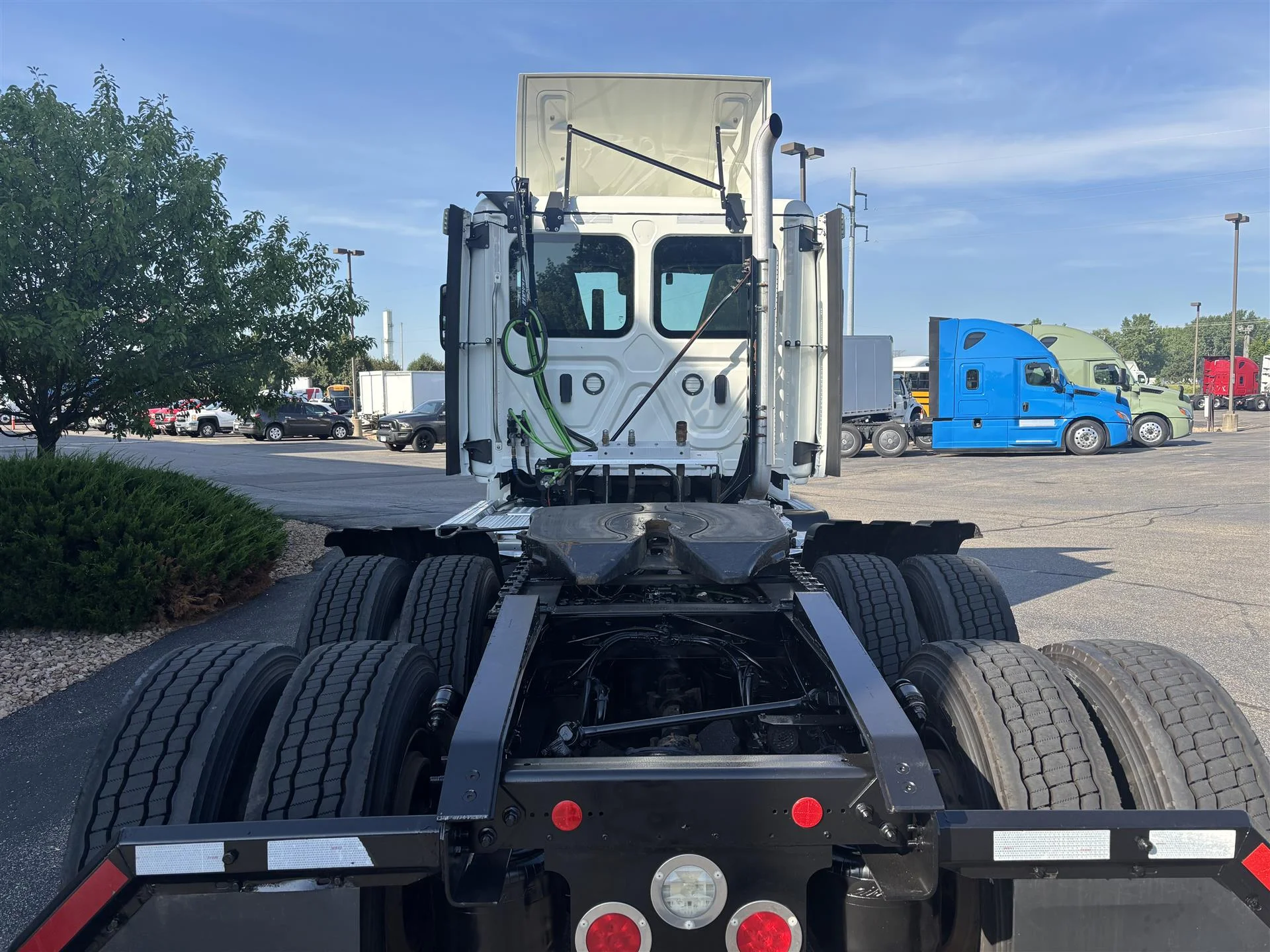 2023 Freightliner Cascadia — photo 3